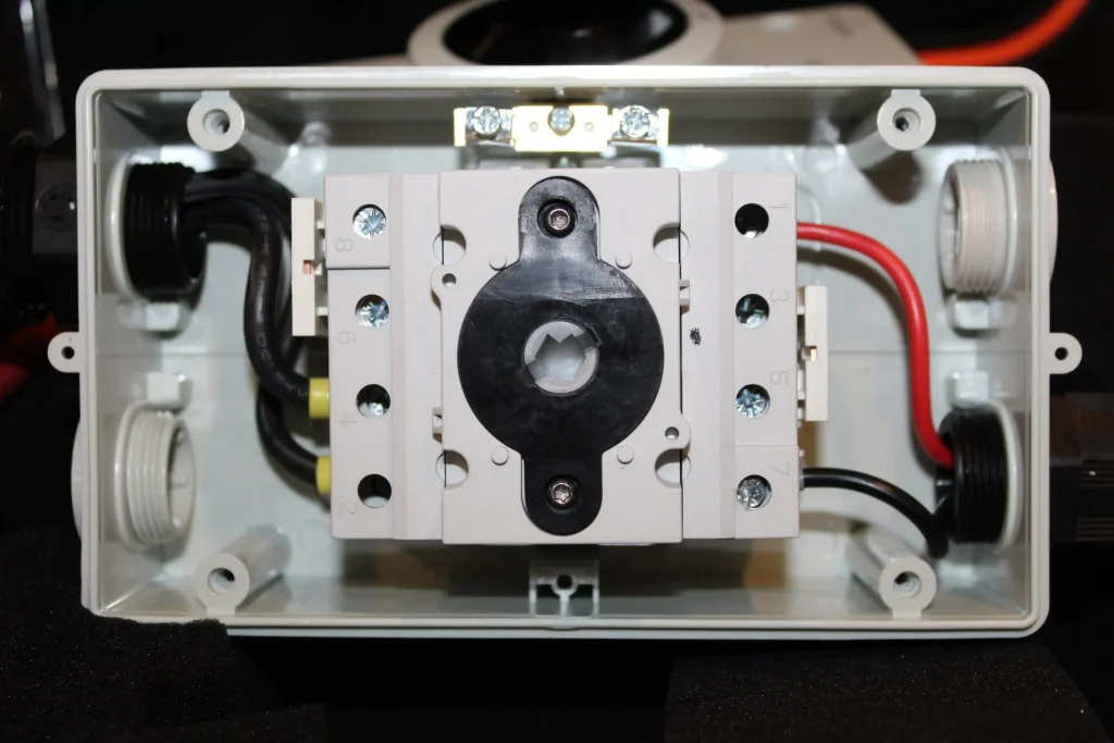 Wiring of DC isolator for solar power electroluminescense tester
